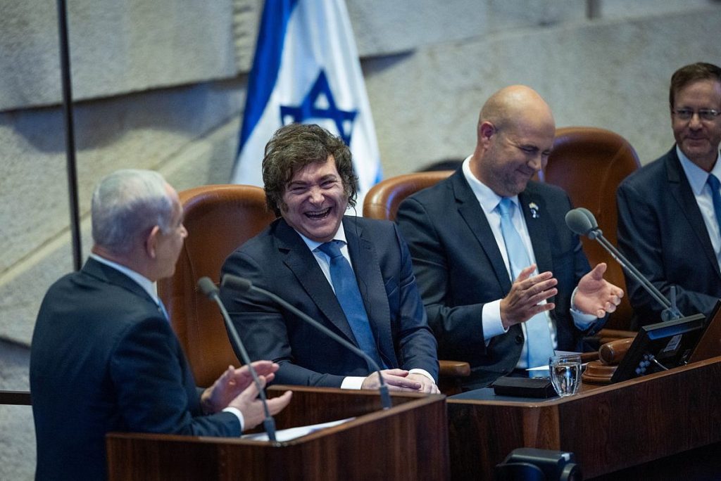 El presidente argentino Javier Milei ríe junto al primer ministro israelí Benjamin Netanyahu durante una sesión especial de la Knéset en honor de Milei, en Jerusalén, el 11 de junio de 2025
